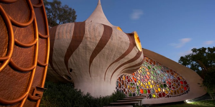 Shell-shaped house