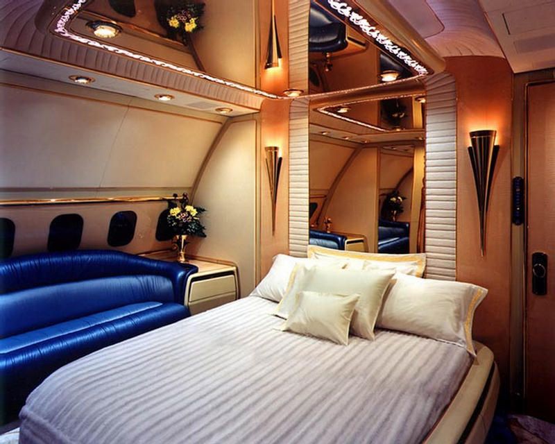 private jet Boeing 747-430 bedroom