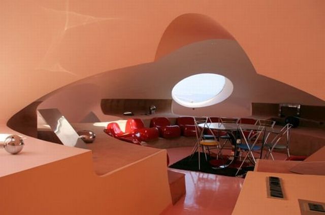 Bubble house pierre bulles sitting