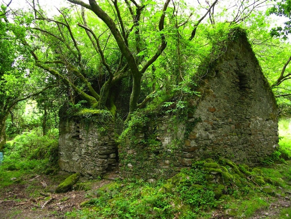 Kerry Way walking path between Sneem and Kenmare Ireland
