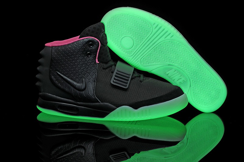Ultraviolet tennis shoes