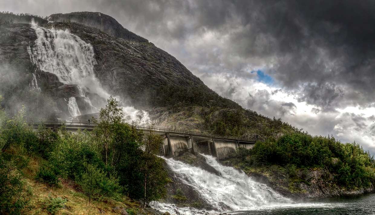 Beautiful Langfossen falls