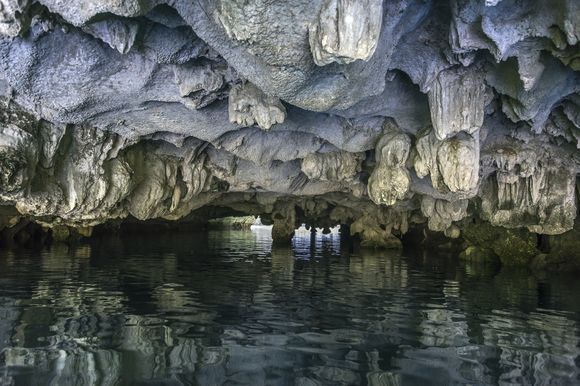 Luon cave halong bay inside