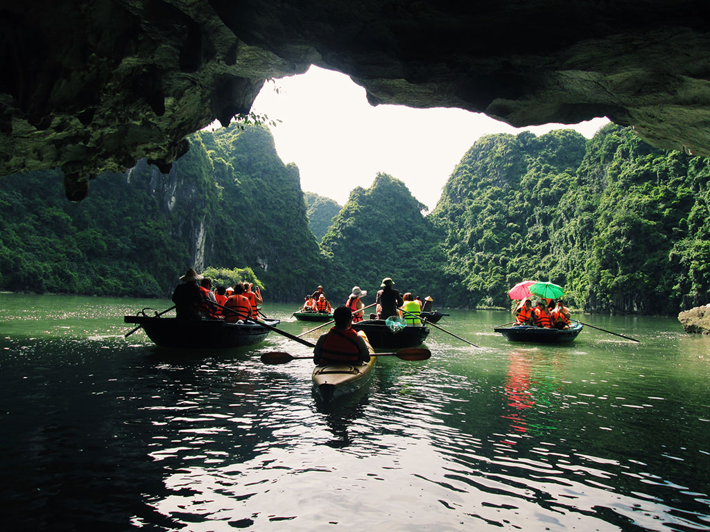 luon cave halong bay kayak