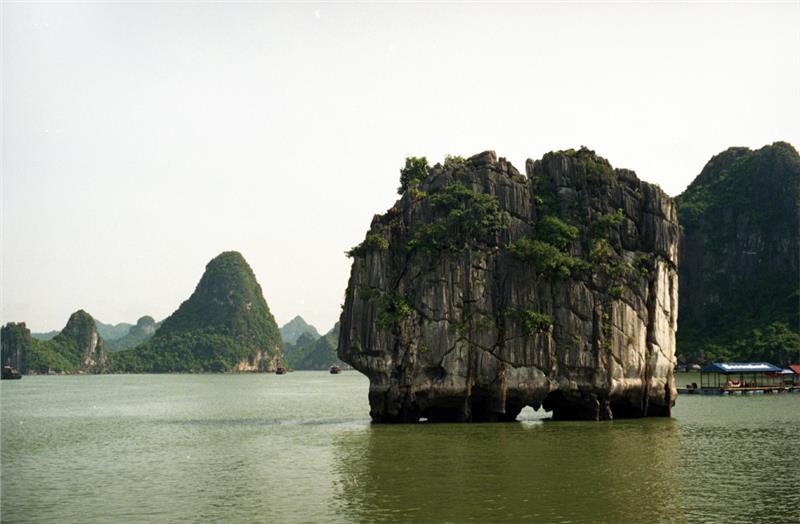 luon cave halong bay
