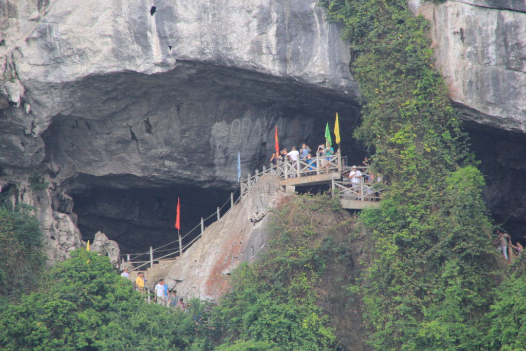 sung sot cave entrance halong bay