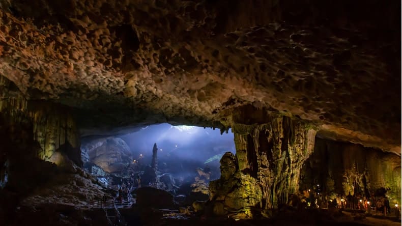 sung sot cave hall halong bay