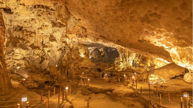 sung sot cave halong bay vietnam