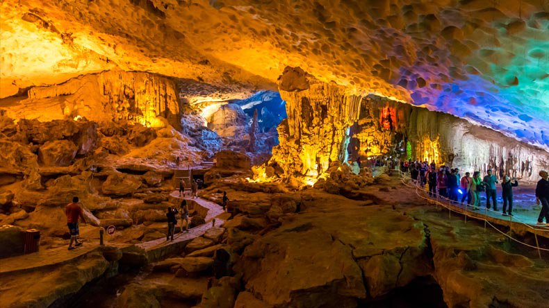 sung sot cave halong bay