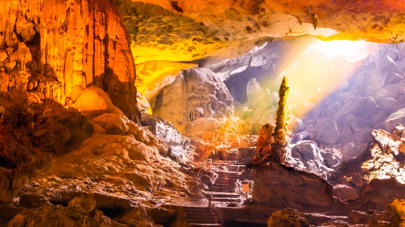 sung sot surprising cave halong bay